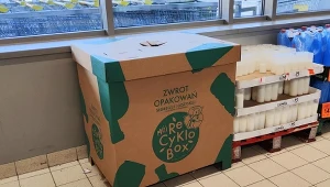 Ogromne kartony obsługują ręczną zbiórkę opakowań w Biedronce