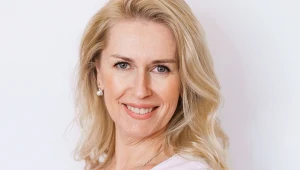 Kobieta około 40 lat, blond włosy, rozpuszczone, uśmiechnięta