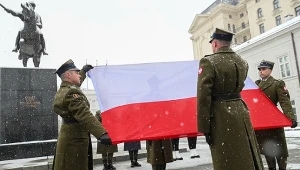 Zakończyła się pierwsza cotygodniowa ceremonia zmiany flagi RP w Pałacu Prezydenckim