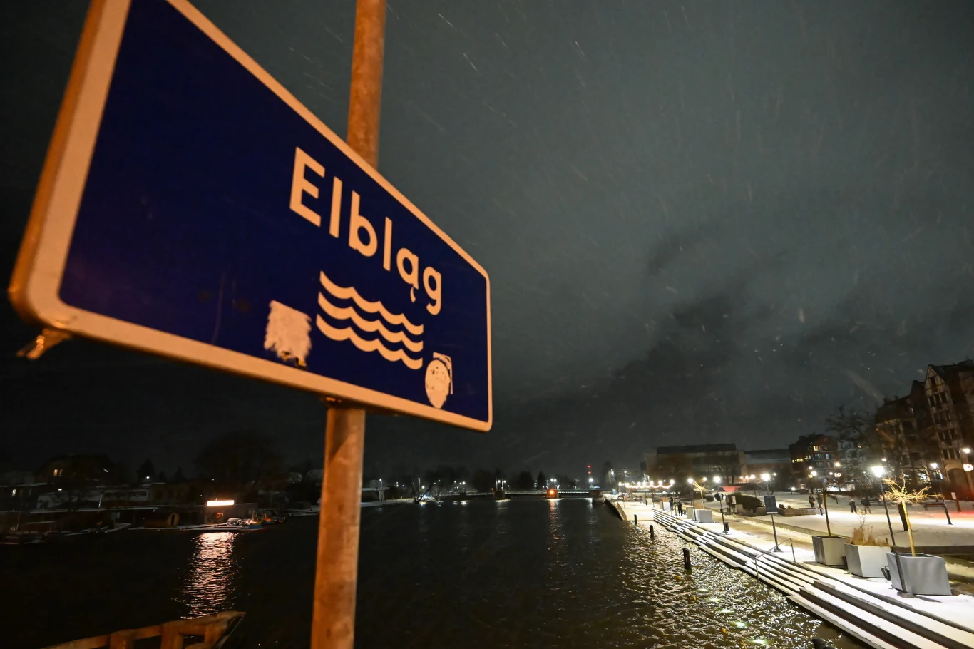 Niepokojąca sytuacja w Elblągu. W wale przeciwpowodziowym pojawiła się wyrwa, trwa akcja służb