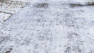 Posyp tym schody i podjazd. Nie niszczą butów jak sól, a są równie skuteczne