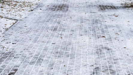 Co na oblodzone schody i podjazd? Nie wybieraj soli. 