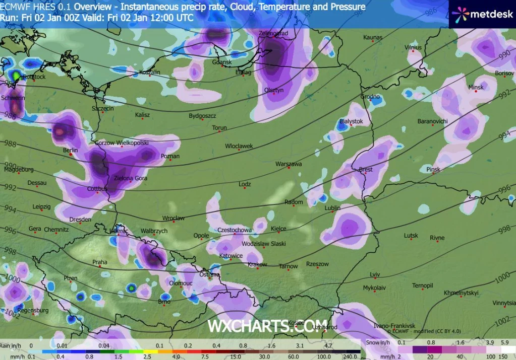 Mapa przedstawia Polskę oraz sąsiadujące kraje z naniesionymi danymi meteorologicznymi dotyczącymi natężenia opadów, zachmurzenia, temperatury i ciśnienia. Fioletowe i niebieskie kolory wskazują obszary opadów, linie konturowe oznaczają ciśnienie atmos...