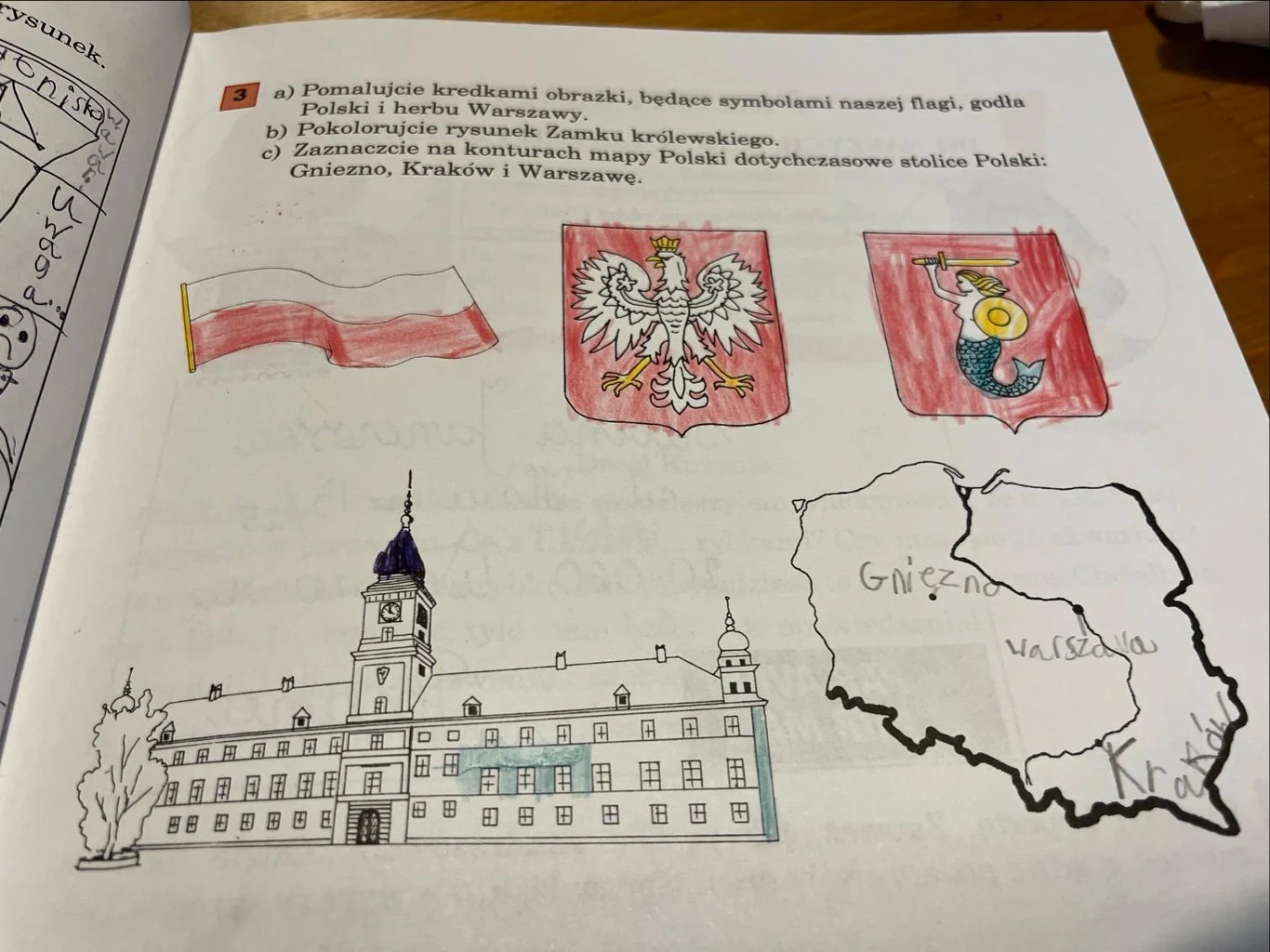 Zeszyt ćwiczeń dla małych Polaków w Wielkiej Brytanii Flaga Polski, godło Polski, herb Warszawy oraz kolorowy rysunek Zamku Królewskiego. Na mapie Polski zaznaczone są Gniezno, Kraków i Warszawa.