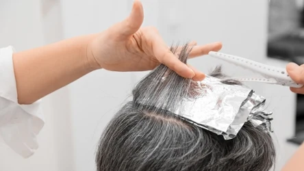 Farbowanie siwych włosów. Ten kolor dobrze współgra z siwizną i do tego wizualnie odejmuje kilka lat