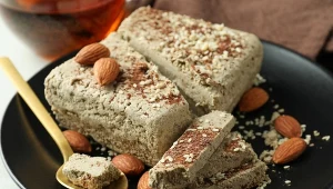 Chałwa migdałowa to pyszna i zdrowa przekąska, którą możesz jeść zamiast sklepowych słodyczy 