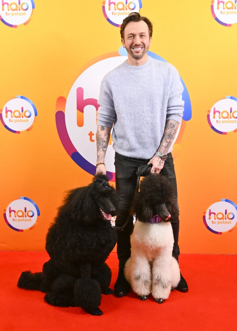 Mariusz Brzozowski ze swymi pudlami królewskimi - czarnym Omarem i biało-czarną Avą