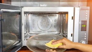 Dwa składniki i gotowe. Mikrofalówka będzie w końcu lśnić