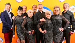 Grupa tancerzy seniorów