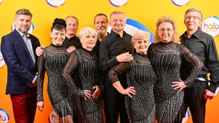 Grupa tancerzy seniorów