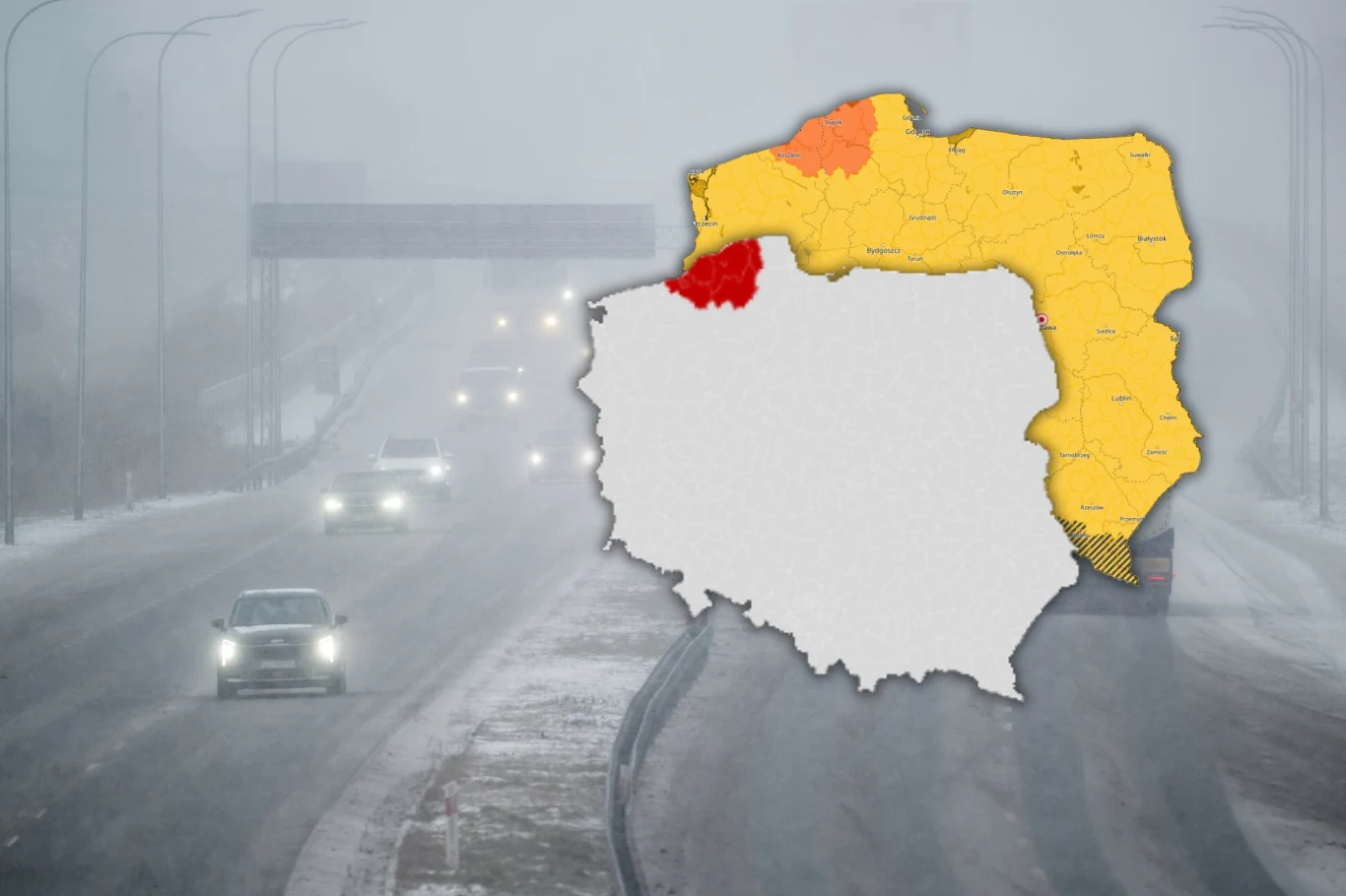 Najsilniejsze śnieżyce pojawią się na Pomorzu i Pomorzu Zachodnim. Oprócz tego w całym kraju obowiązują ostrzeżenia w związku z możliwym oblodzeniem Samochody jadące po zimowej, zaśnieżonej drodze, z ograniczoną widocznością z powodu intensywnych opadów śniegu, nałożona na zdjęcie mapa Polski z zaznaczonymi na żółto i pomarańczowo województwami objętymi ostrzeżeniami pogodowymi.