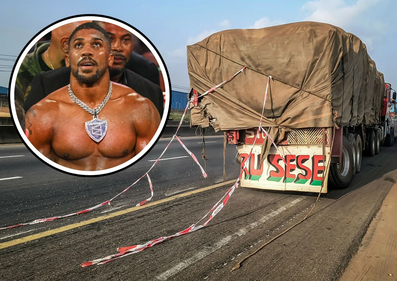 Anthony Joshua był uczestnikiem wypadku, w którym zginęły dwie osoby Duża ciężarówka poruszająca się po asfaltowej drodze z naczepą przykrytą brązową plandeką, do której przymocowane są długie, luźne taśmy i fragmenty materiałów powiewające na wietrze. W lewym górnym rogu widoczne jest okrągłe wstawione zdjęcie umięśnio...