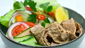 Kapsalon, czyli kultowy klasyk z Rotterdamu. Streetfoodowa uczta w wydaniu Bogumiła Przybylaka