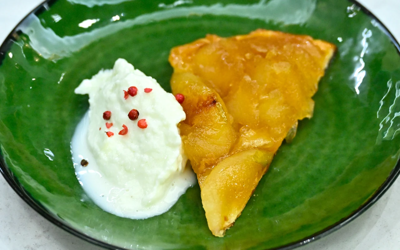 Tarte Tatin z gorgonzolowymi lodami i różowym pieprzem