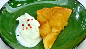 Tarte Tatin. Francuski klasyk w intrygującej kompozycji – z "pleśniowymi" lodami i różowym pieprzem