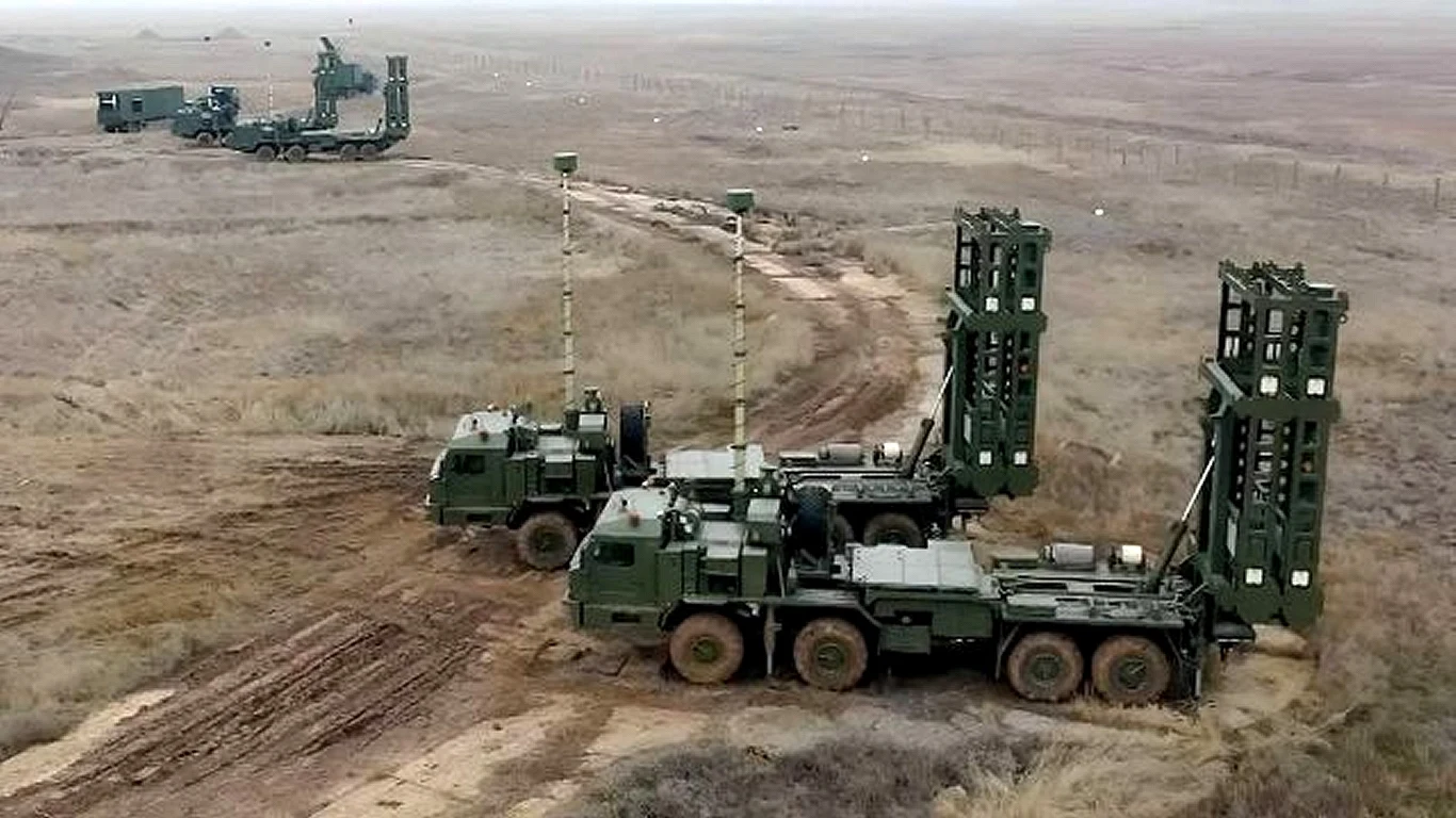 Dotkliwa strata Rosjan. Setki milionów dolarów poszły z dymem Dwa wojskowe pojazdy z wyrzutniami rakiet ustawione na polnej drodze, otoczone rozległym, pustym terenem, w tle rozmieszczone dodatkowe elementy sprzętu defensywnego.