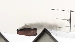 W czasie zimy coraz więcej kominów intensywnie dymi