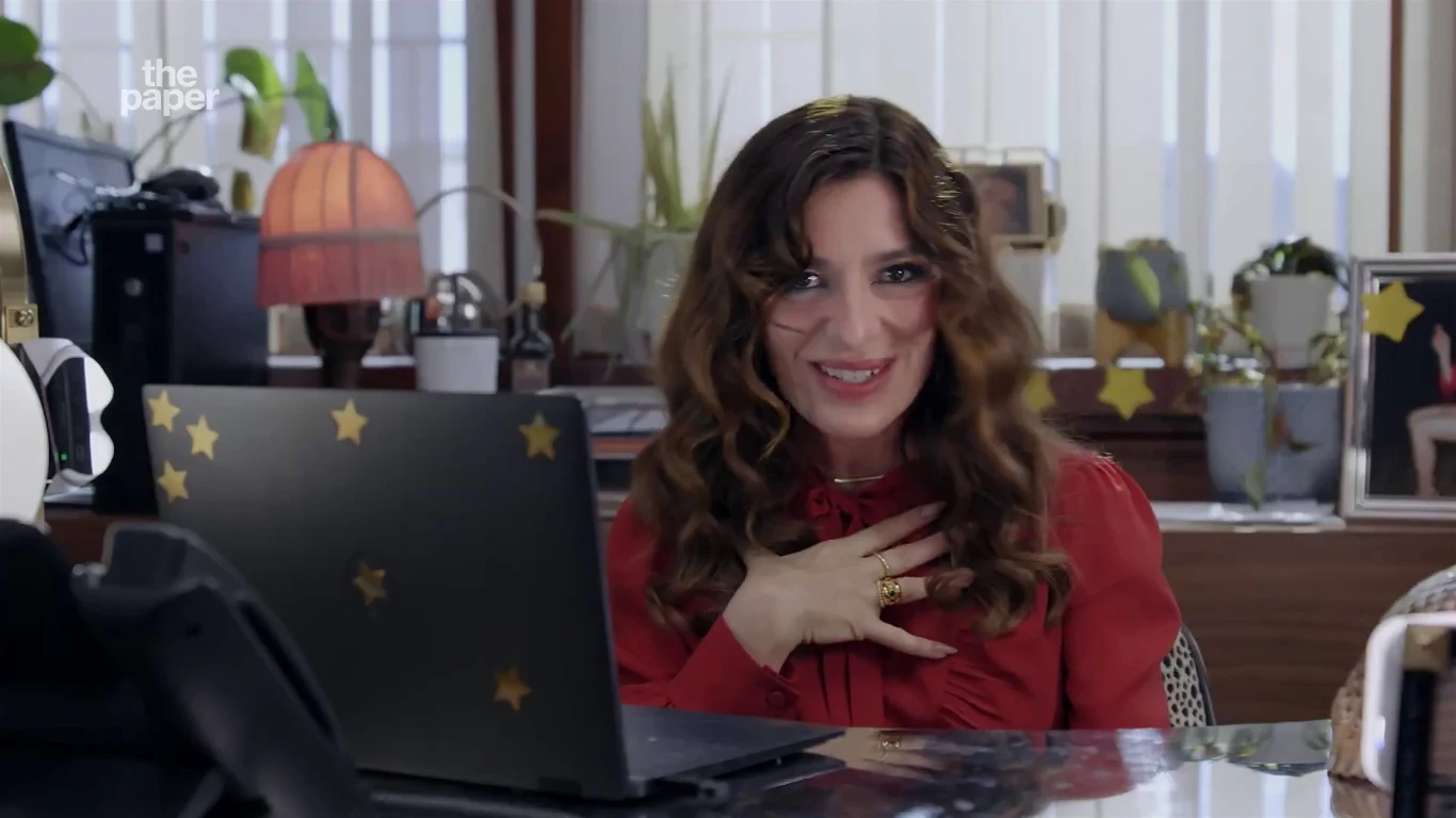 Sabrina Impacciatore w serialu "The Paper"