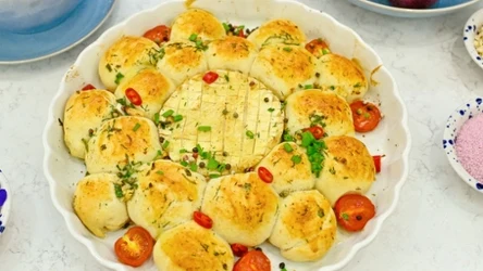 Ziołowe bułeczki zapiekane z camembertem