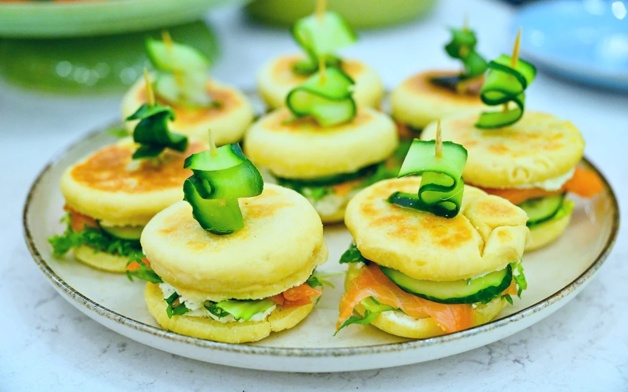 Bułeczki z patelni z domowym serkiem lebneh i łososiem