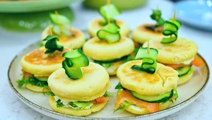 Bułeczki z patelni z domowym serkiem lebneh i łososiem