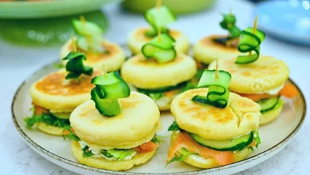 Bułeczki z patelni z domowym serkiem lebneh i łososiem 