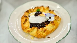 Rustykalne mini tarty z wiśniami