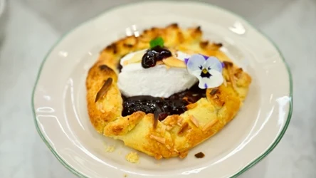 Rustykalne mini tarty z wiśniami