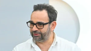 Maciej Maniewski odmienił fryzurę Oli. Mistrz fryzjerstwa pokazał patent na cienkie włosy i karnawałowe trendy w upięciach