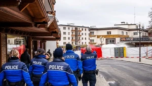 Pożar w klubie Le Constellation w Szwajcarii. Prokuratorzy postawili zarzuty dwóm osobom. Zdj. z miejsca tragicznych wydarzeń w noc sylwestrową