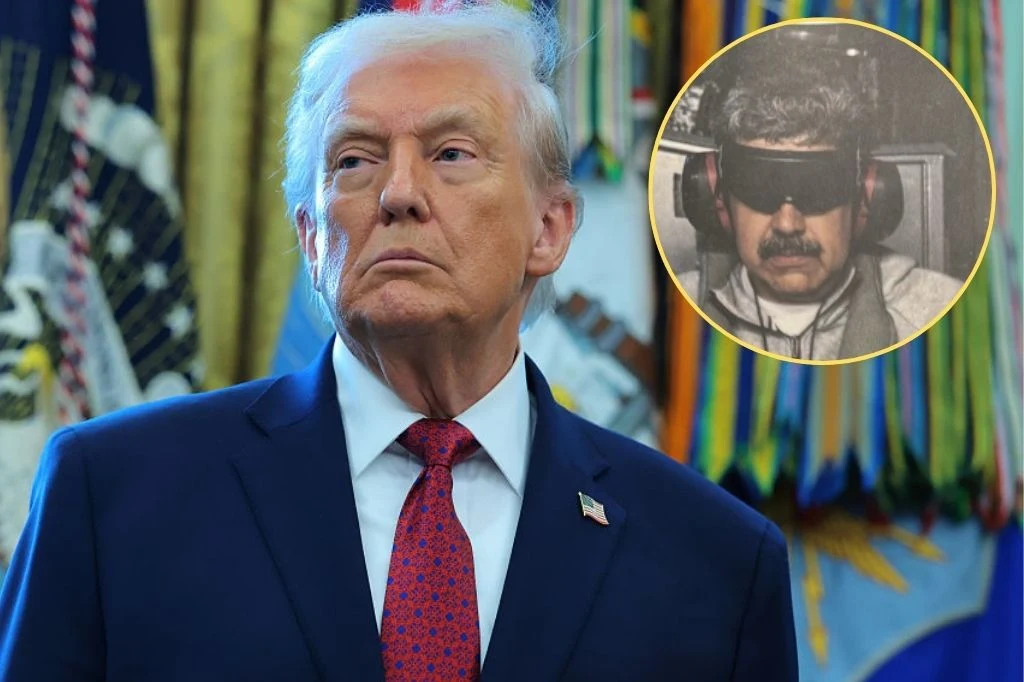 Donald Trump opublikował zdjęcie pojmanego Nicolasa Maduro Mężczyzna w garniturze i czerwonym krawacie stoi na tle kolorowych flag oraz insygni, w prawym górnym rogu umieszczone zdjęcie innego mężczyzny w ciemnych okularach i słuchawkach ochronnych.