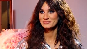 Sylwia Grzeszczak w garderobie po koncercie, uśmiechnięta, w rozpuszczonych włosach