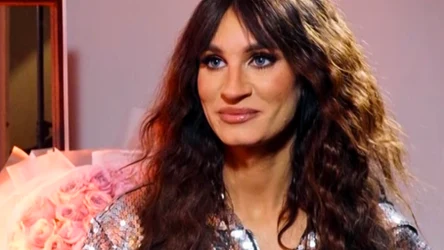 Sylwia Grzeszczak w garderobie po koncercie, uśmiechnięta, w rozpuszczonych włosach