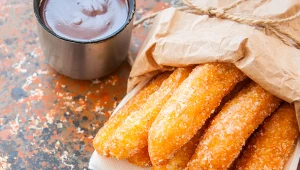 ​Hiszpański klasyk w noworocznym blasku – cynamonowe churros z festiwalem dodatków