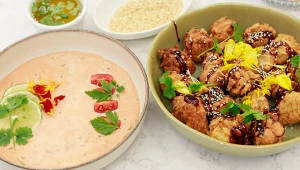 ​Złociste minipączki z krewetkami, czyli finger food w morskim wydaniu