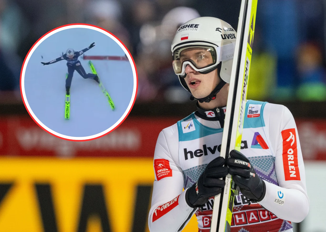 Skoczek narciarski w kombinezonie sportowym i kasku trzyma narty, a w okrągłym powiększeniu widać moment lądowania lub lotu innego skoczka na śnieżnej skoczni.