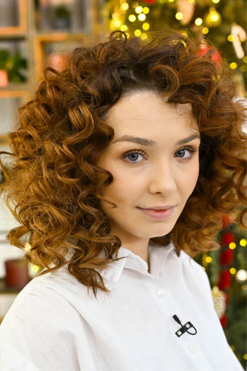 W tym sezonie, nawet kręcąc włosy, pamiętamy o naturalności - unikamy sztywnego utrwalenia i dużej ilości kosmetyków