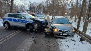 Pijany kierowca Mazdy podczas ucieczki przed policją zderzył się z radiowozem