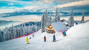 stok narciarski, narciarze, w oddali ośnieżone góry