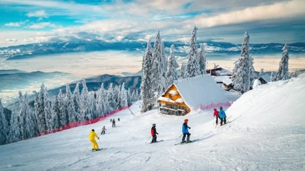 stok narciarski, narciarze, w oddali ośnieżone góry