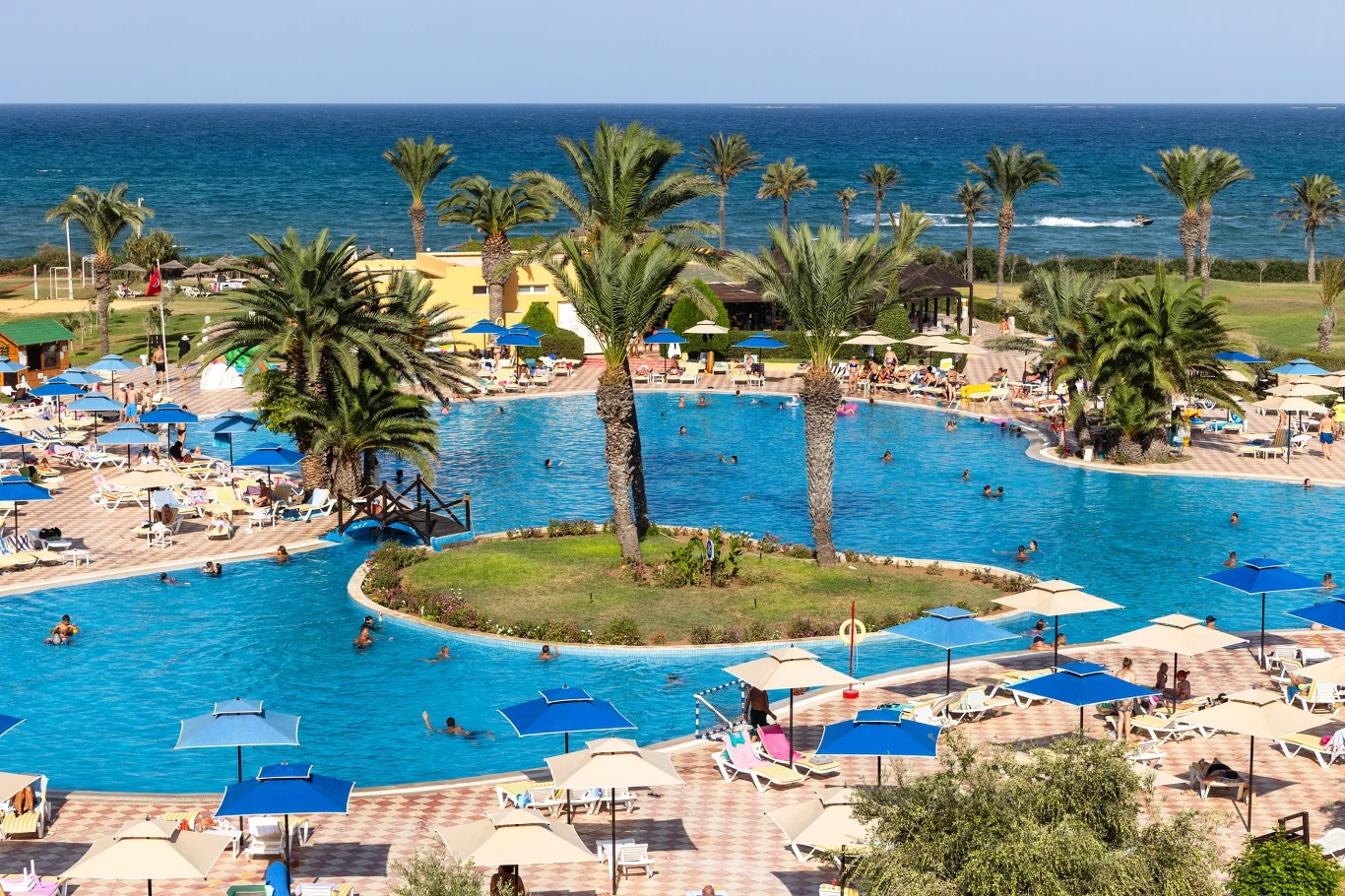 Uwielbiana Turcja i Egipt mają konkurencję. W tym roku sporo turystów planuje swoje wakacje spędzić w Tunezji Uwielbiana Turcja i Egipt mają konkurencję. W tym roku sporo turystów planuje swoje wakacje spędzić w Tunezji