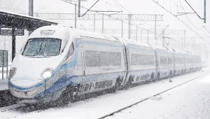 Odwołane pociągi i wielogodzinne opóźnienia (zdj. ilustracyjne)