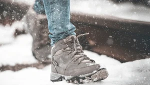 Zastosuj prosty patent. Tak uratujesz zimowe buty przed solą