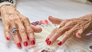 Przytulność swetra i szyk biżuterii. Subtelny glamour na paznokciach