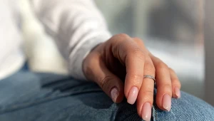 Zapomnij o hybrydach. Teraz na topie jest efekt "lipgloss nails"