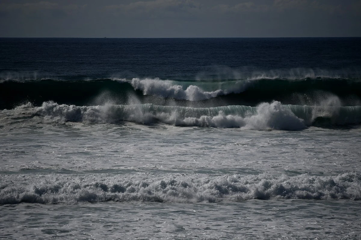 Wyjątkowe fale są przynajmniej dwukrotnie większe od wysokości fali znacznej. Te monstrualne fale zostały po raz pierwszy, w sposób niebudzący wątpliwości, zmierzone na platformie wiertniczej Draupner na Morzu Północnym