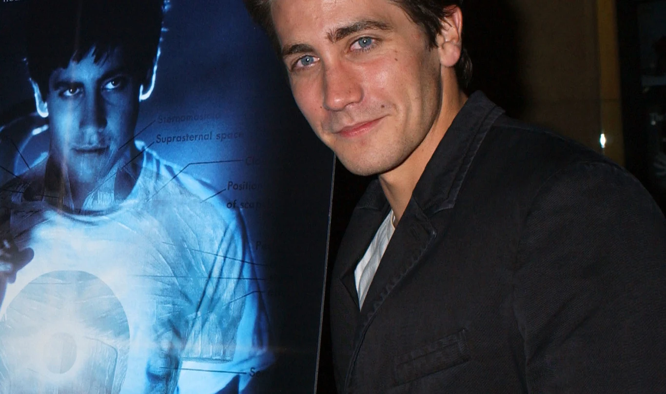Jake Gyllenhaal na tle plakatu do filmu "Donnie Darko" Jake Gyllenhaal na tle plakatu do filmu "Donnie Darko"