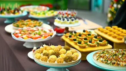 Viralowe finger foods bez piekarnika. Sylwia Zając zdradza sposoby na szybkie imprezowe przekąski