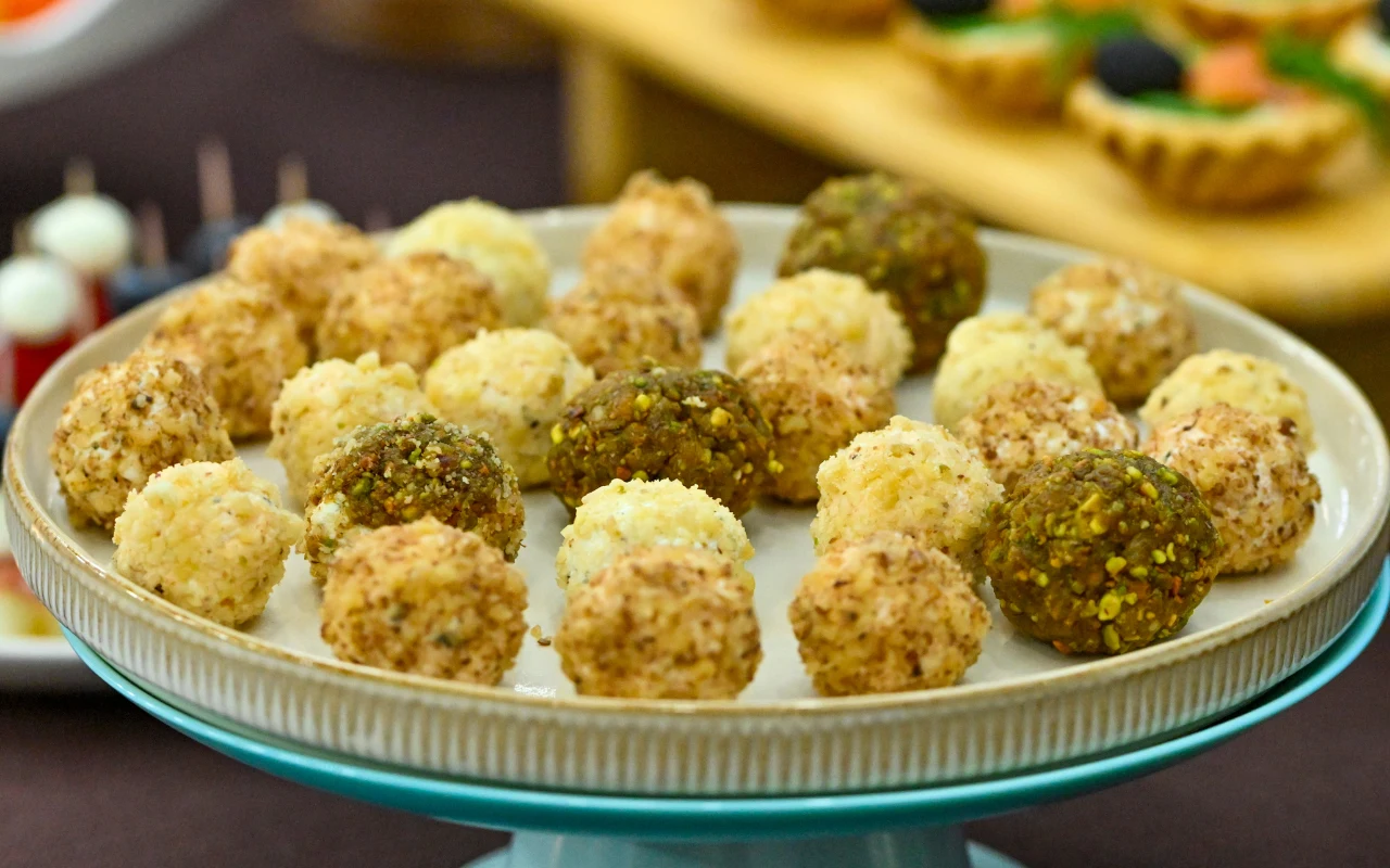 Kulki z twarogu, mascarpone i fety, w orzechowej posypce, to pyszna i szybka przekąska na imprezę