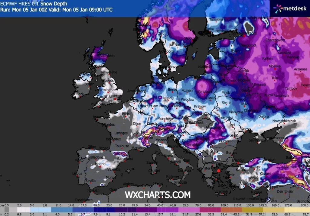 Mapa Europy ilustrująca prognozowaną głębokość pokrywy śnieżnej na określony dzień, z zaznaczeniem regionów o największych opadach śniegu w odcieniach fioletu i niebieskiego, opisy lokalizacji głównych miast oraz skala kolorystyczna ilości śniegu.